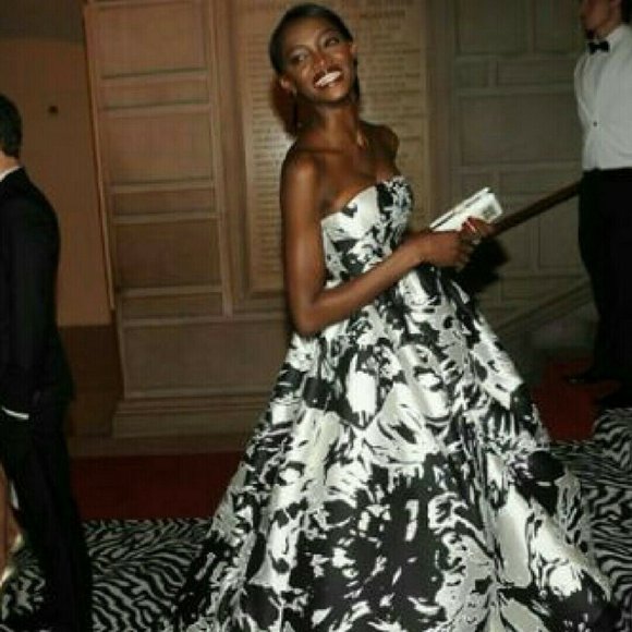 °$8,999 OSCAR DE LA RENTA ICONIC FLORAL WHT BLK SILVER RUNWAY GOWN DRESS 4 or 8 - Picture 4 of 11
